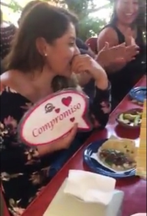 VIDEO: Enamorado entregó anillo de compromiso en un taco de barbacoa
