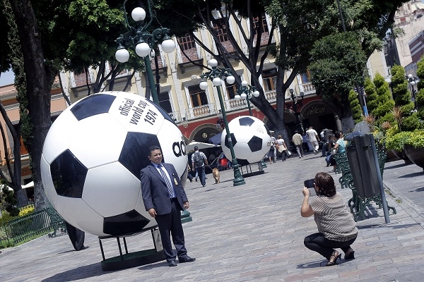 Balones del Mundial invaden el Zócalo de Puebla