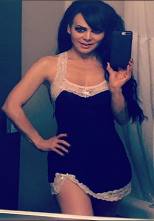 Maribel Guardia presume figura en bikini