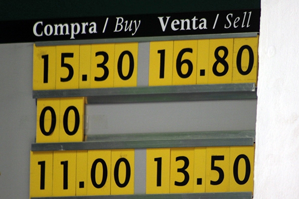 Dólar cierra en 16.80 pesos, 10 centavos más que el viernes