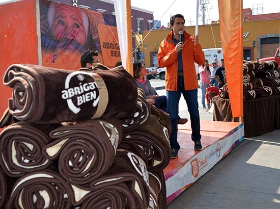 San Pedro Cholula inicia entrega de jorongos del programa “Abrígate Bien”