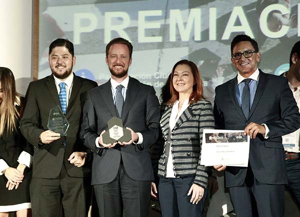 Luis Banck recibe premio del Banco Interamericano de Desarrollo