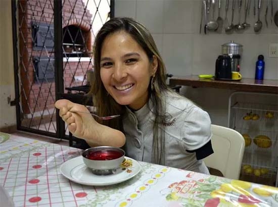 Nació sin brazos, ahora es maestra de educación física