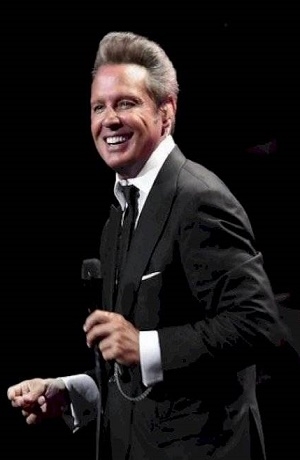 Luis Miguel apareció en total relax y short comprando en una farmacia