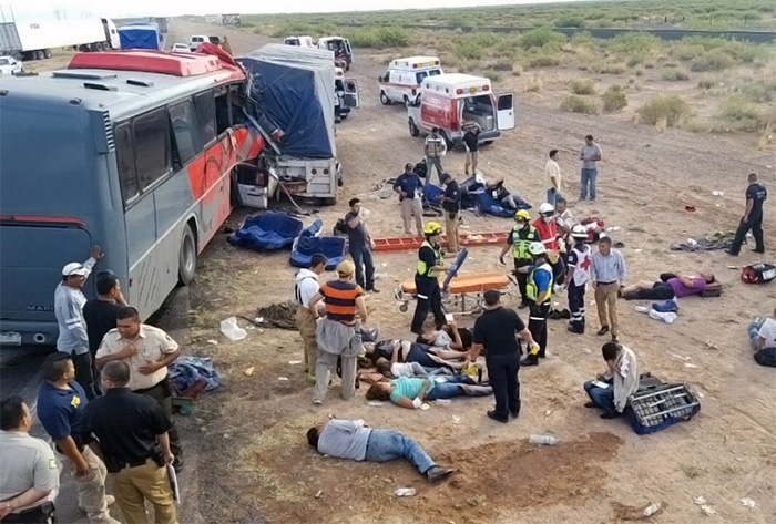 Choque entre tráiler y autobus deja 10 muertos en Chihuahua
