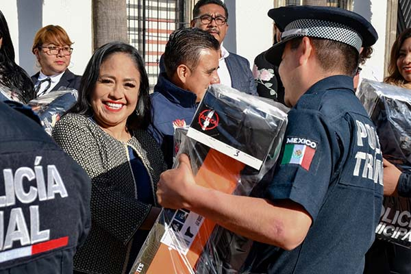 Lupita Daniel entrega uniformes a elementos de Seguridad de Cuautlancingo