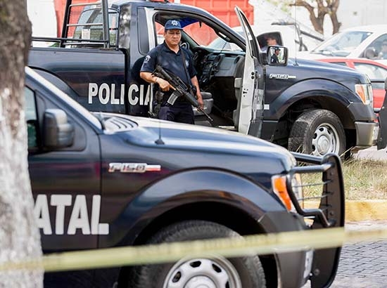 Balean a policías municipales de Tlacotepec, Puebla, con armas R-15