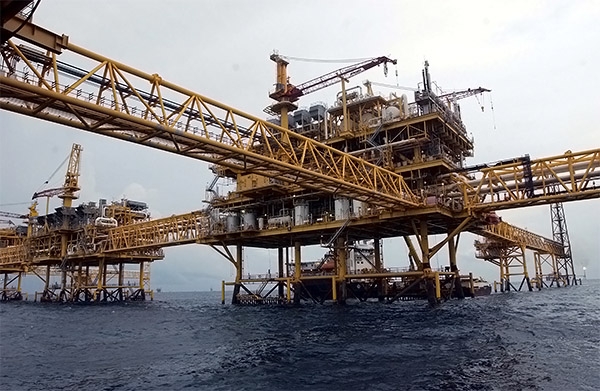 Pemex recorta contratos por 21 mmdp ante caída de precios