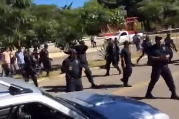 VIDEO: Policías de Huatulco disparan contra manifestantes