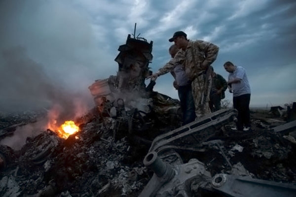 Derriban con misil avión de Malaysan Airlines en Ucrania: hay 259 muertos