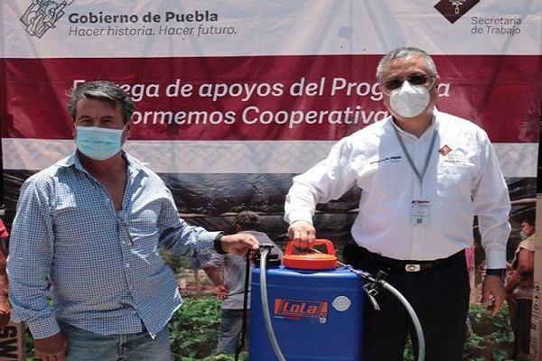Productores poblanos de nopal reciben maquinaria para mejorar su producción