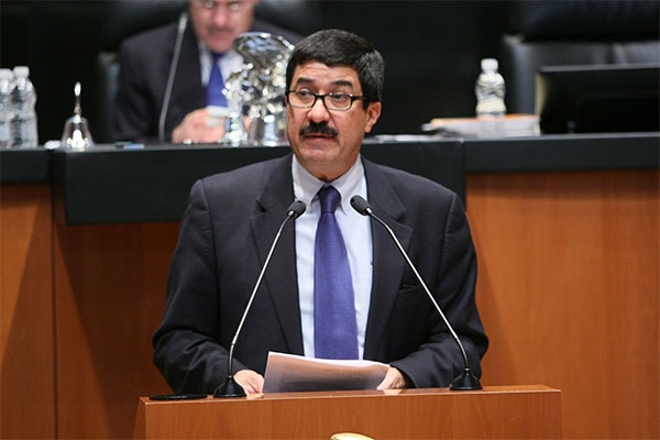 Corral requiere 3 mil 200 firmas diarias para competir por el PAN