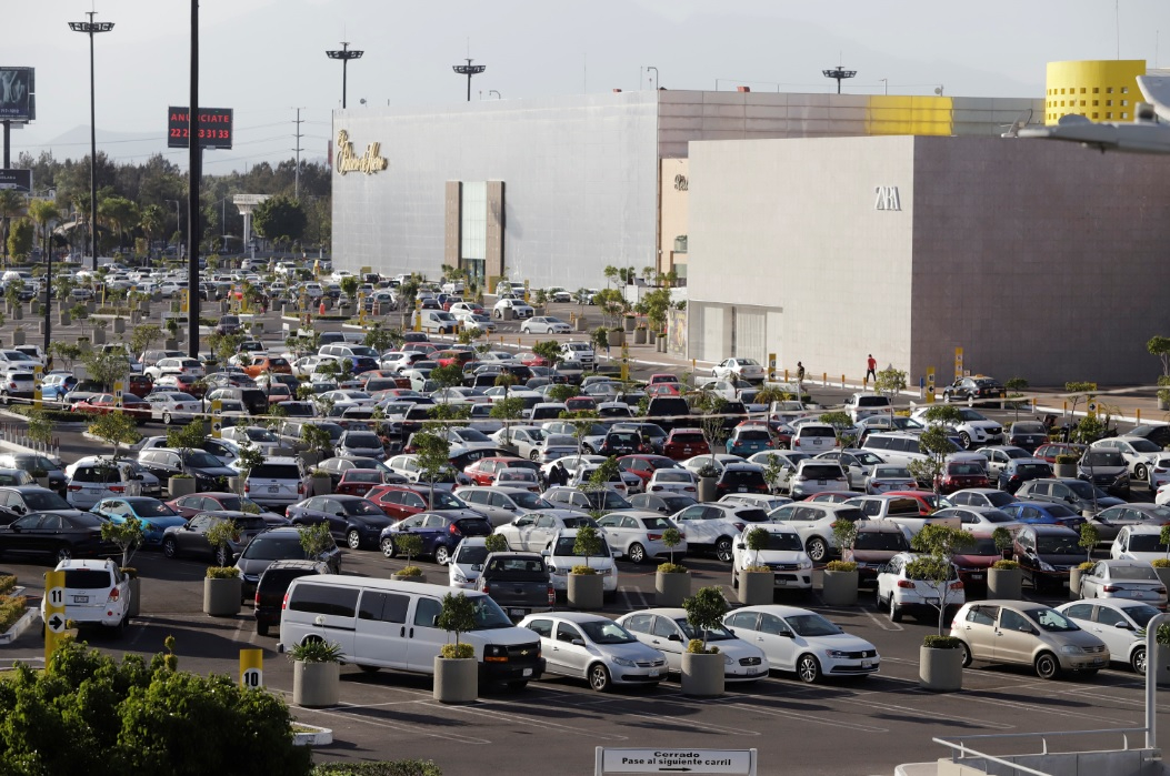 Ingresan entre mil y 3 mil personas por hora a centros comerciales; Angelópolis rebasa aforo