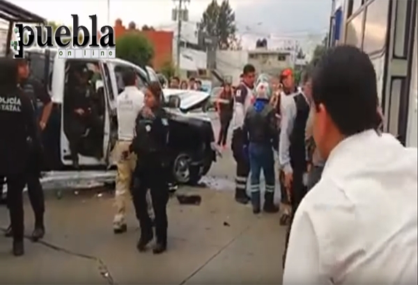 Accidente entre patrulla y alimentadora del RUTA en 31 Poniente y 33 Sur, varios lesionados