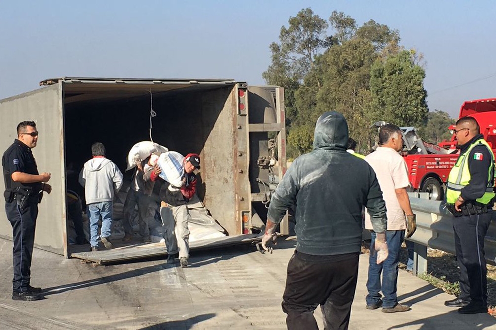 Volcadura de tráiler afectó circulación en autopista México-Puebla