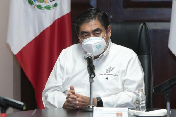 Barbosa firma nuevo decreto para frenar reactivación de industria automotriz