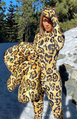 Kylie Jenner cautiva con vestuario en animal print para redes sociales