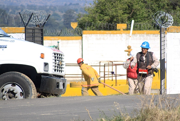 Pemex controla otra fuga de gasolina por robo en ductos de Quecholac