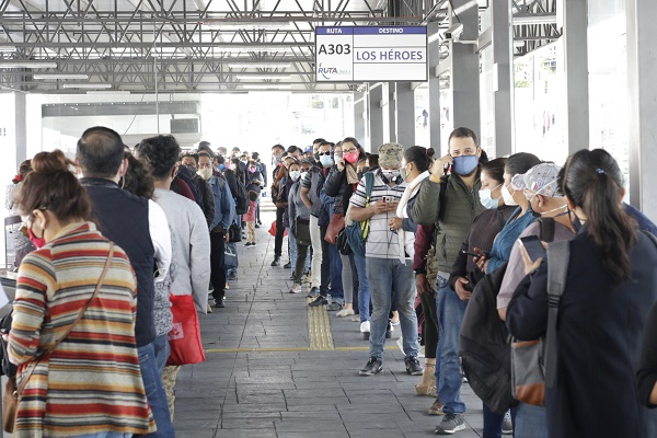 FOTOS: Largas filas para abordar RUTA, tras restricciones de cupo por COVID