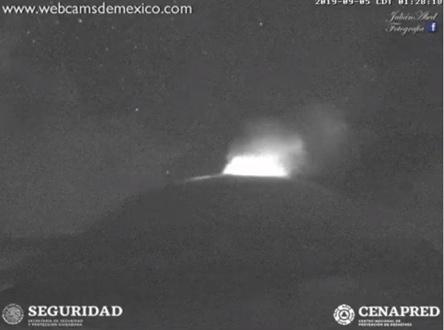 Popocatépetl arrojó material incandescente este jueves
