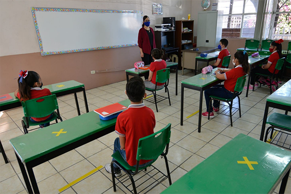 Pese a semáforo rojo, regreso a aulas va: López-Gatell