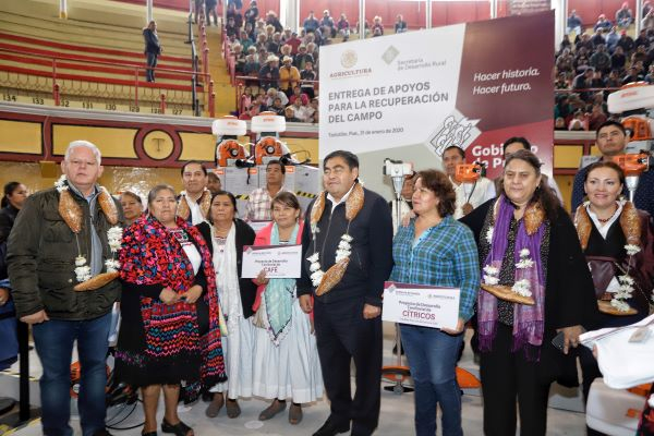 Miguel Barbosa da apoyos agrícolas en Teziutlán