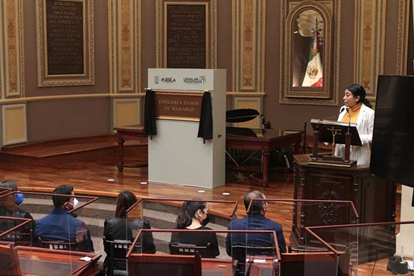 Congreso de Puebla coloca nombre de primera diputada local en Muro de Honor
