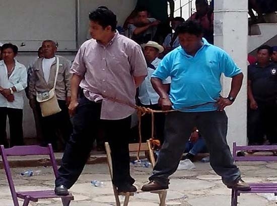 Campesinos amarran a funcionarios de Campeche; exigen su renuncia