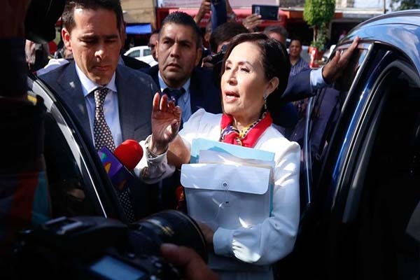 AMLO deja a Rosario Robles en prisión; puede fugarse: juez