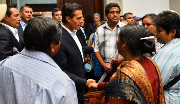 Peña Nieto ofrece a padres de normalistas equipo especial para el caso