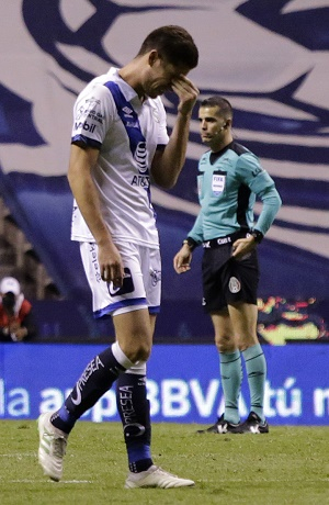 Club Puebla se rezaga del repechaje; perdió 2-1 ante León