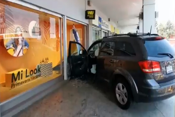 Terminó en aparador Coppel al acelerar su camioneta por accidente en Las Torres