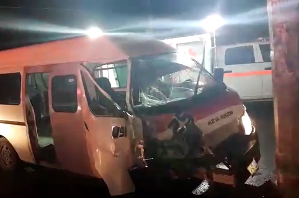 Ruta 25 impacta contra poste y deja sin luz a tres colonias de Puebla
