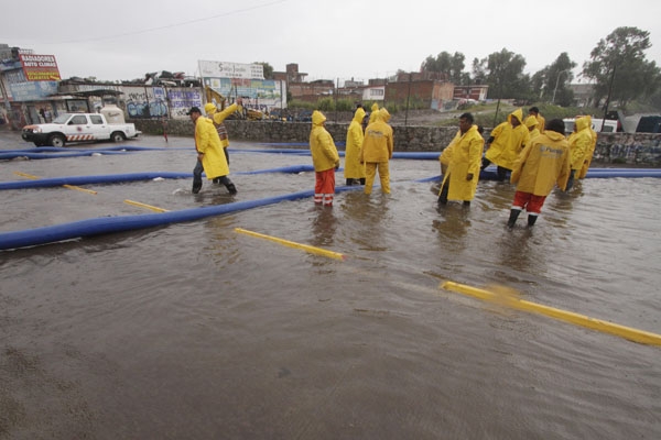 Vaso regulador del Puente Negro a su máxima capacidad; suspenden tianguis