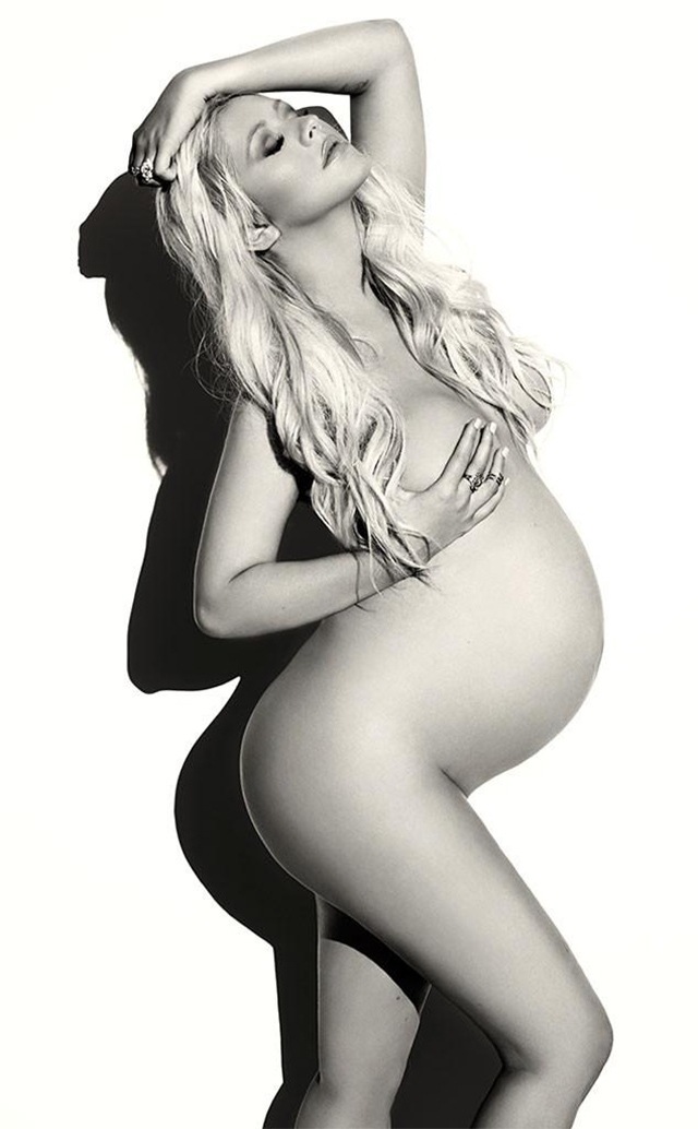 Christina Aguilera presume embarazo al desnudo