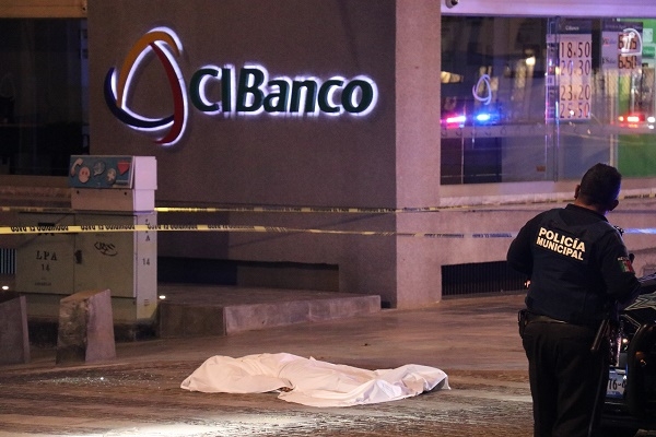 FOTOS: Matan a hombre a balazos en la Avenida Juárez