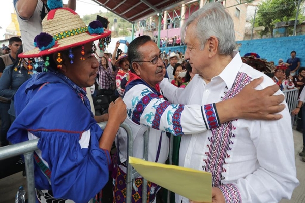 AMLO, racista; habla de apoyos para “mestizos” e “indígenas”