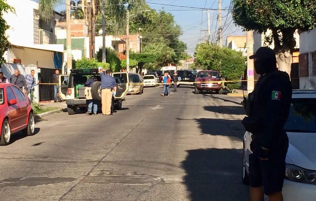 Abandonan camioneta con ocho cadáveres en Guadalajara
