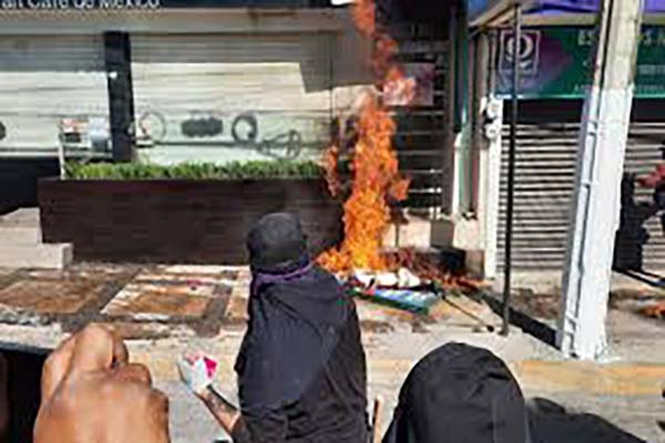 Mujeres lanzan bombas molotov a casa de campaña de Salgado Macedonio