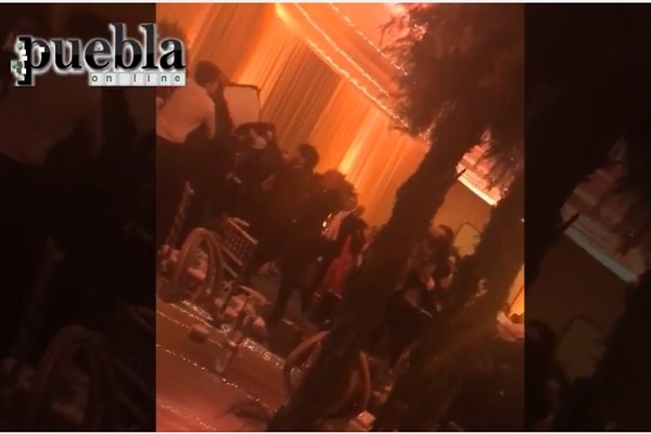 VIDEO: A golpes terminó graduación de bachillerato del Colegio Americano de Puebla