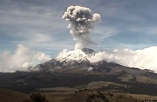 Popocatépetl registra explosión moderada; se espera caída de ceniza