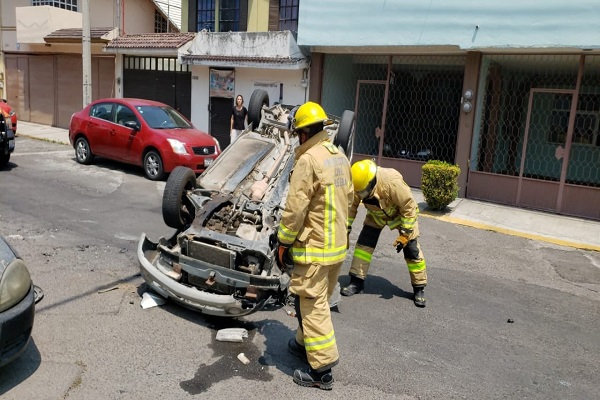 Volcadura de vehículo dejó un lesionado en Valle Dorado