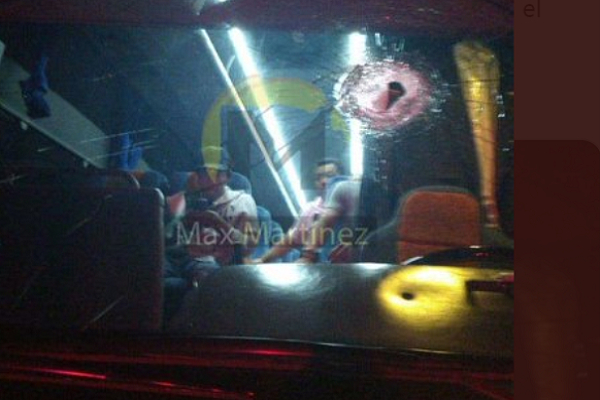 Apedrean camión AU y el chofer resultó lesionado en la autopista a Veracruz