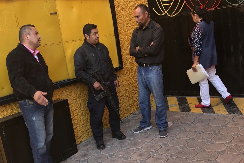 VIDEOS/FOTOS: Hombres armados vigilan Colegio ADA de Puebla ante conflicto legal