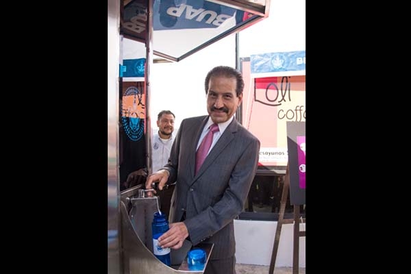 Esparza Ortiz puso en operación un bebedero de agua en la Facultad de Contaduría Pública