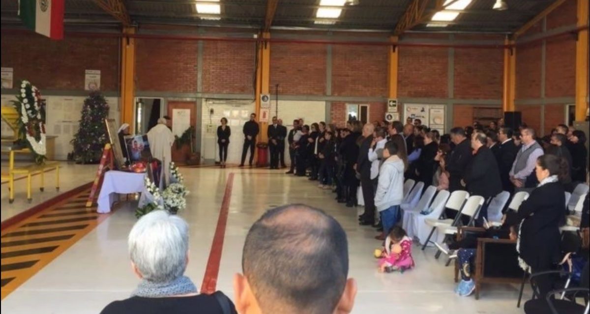 Despiden a los pilotos Coppe y Tavera en el hangar del gobierno de Puebla
