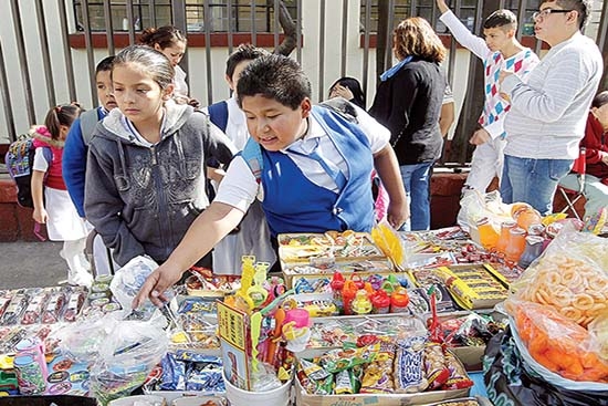 Mexicanos siguen dando a sus hijos comida chatarra de “lunch”