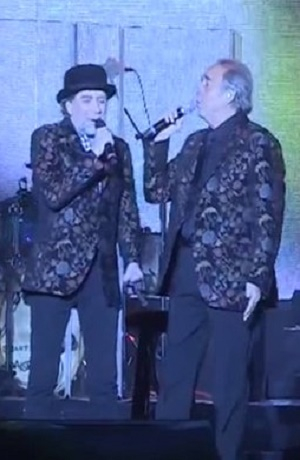 Joaquín Sabina cayó del escenario y regresó en silla de ruedas