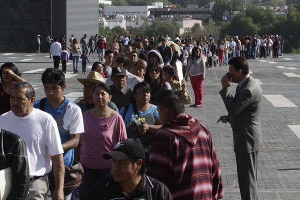 Largas filas en el CIS de Puebla para pagar el Control Vehicular