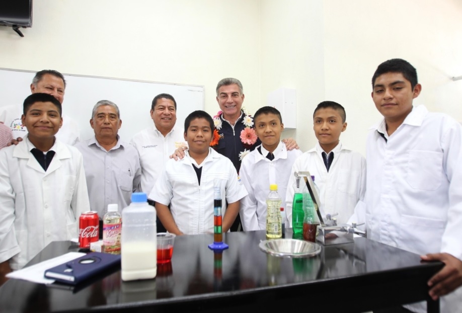Tony Gali entrega infraestructura educativa en la Sierra Negra